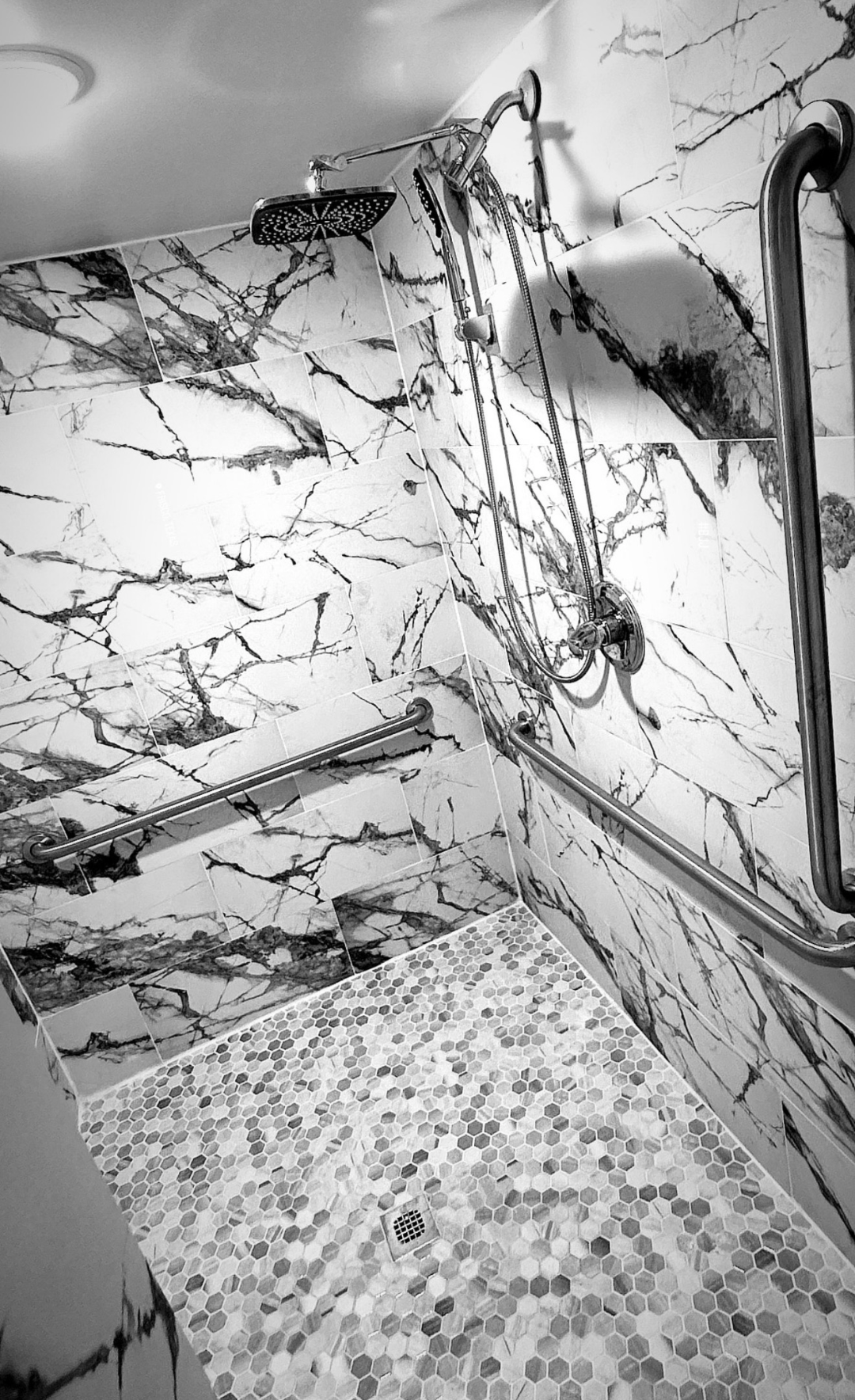 Marble-tiled shower in the changing rooms